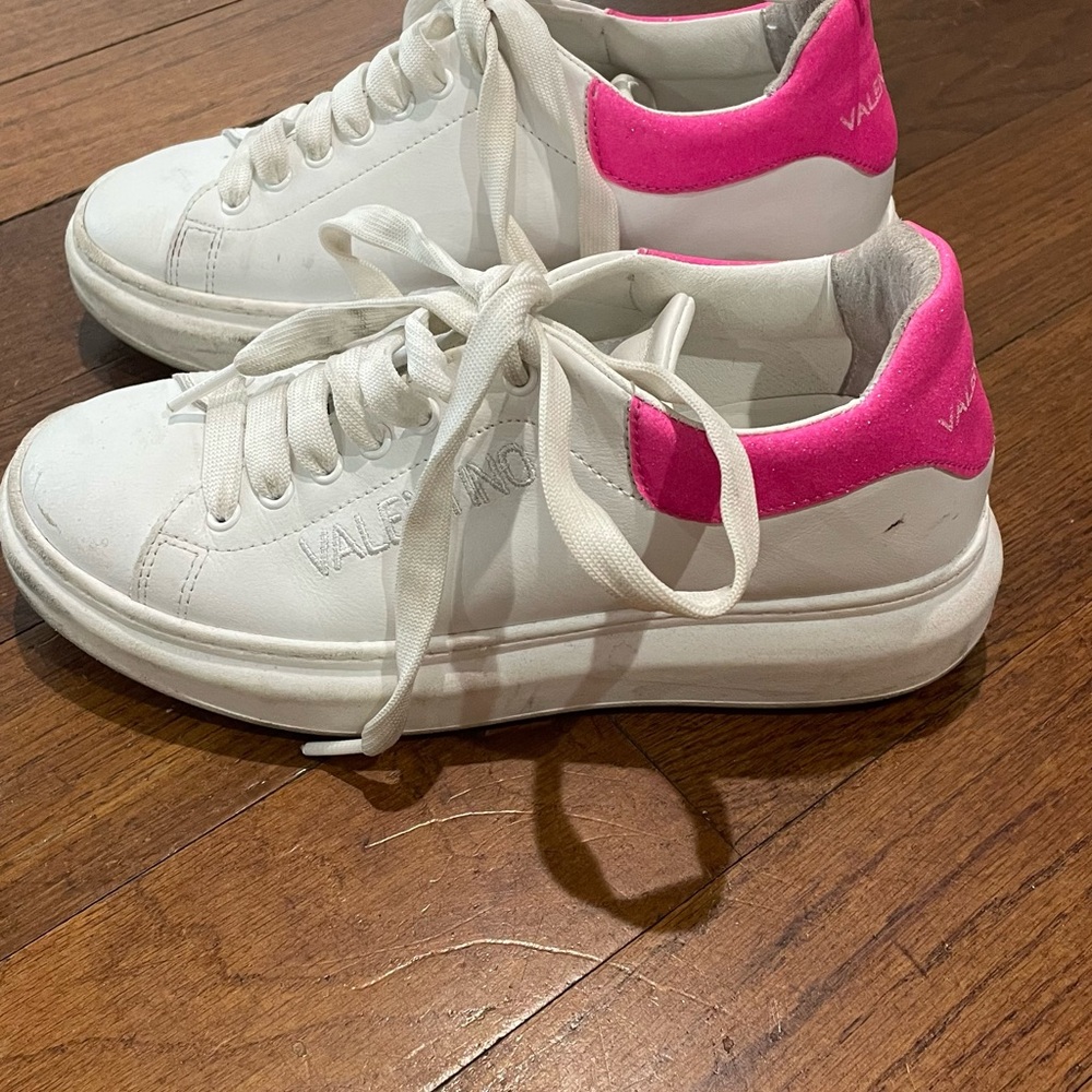 Valentino pink tennis shoe